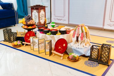 Doljanchi için dekorasyon ve aksesuarlar. Koreli bir çocuğun ilk doğum günü.