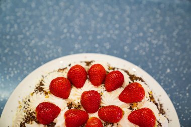 Bir parçası. Krem şanti ve taze çilekle süslenmiş pasta.. 