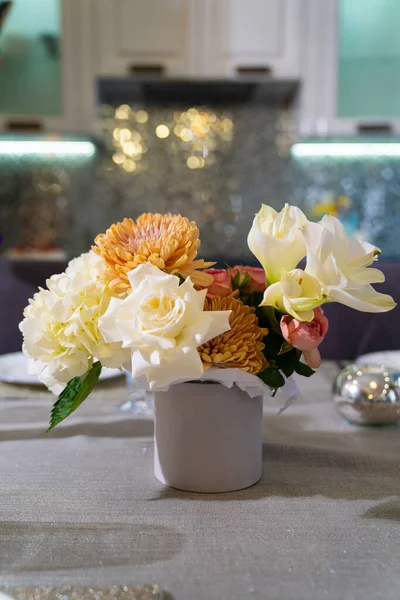 Hermoso ramo de flores de colores en una caja de sombreros en la mesa de comedor. — Foto de Stock
