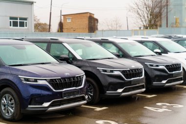 Açık havada ikinci el arabaları park etmek. karlı satış ve araba satın alma.