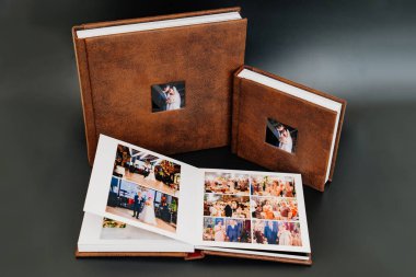 Kahverengi deri kaplamalı düğün fotoğrafları ve kapağında fotoğraflar.