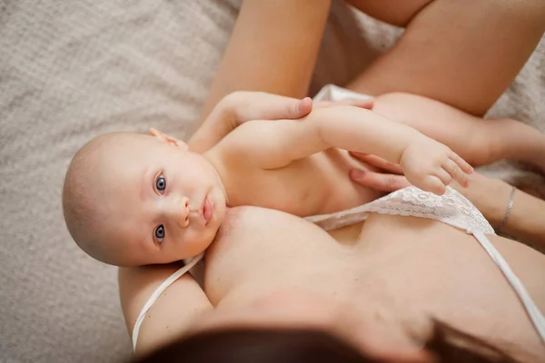 Vue de dessus. une mère nourrit le bébé avec du lait maternel. l'allaitement. — Photo