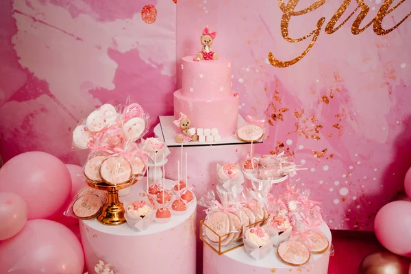 Barra de doces para a festa de aniversário das meninas. decoração rosa. bolo com um ursinho de pelúcia — Fotografia de Stock