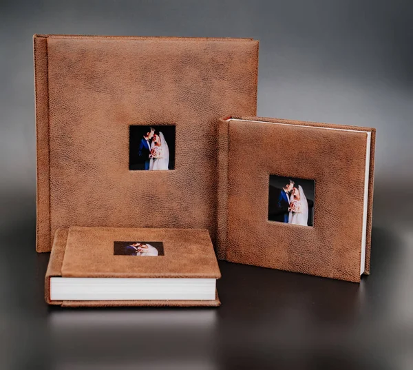 Fotolivros de casamento em couro marrom encadernação com fotos na capa — Fotografia de Stock