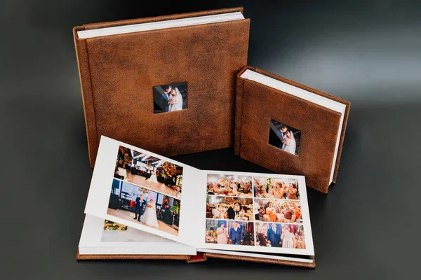 Fotolivros de casamento em couro marrom encadernação com fotos na capa — Fotografia de Stock