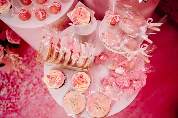 最上階だ。女の子の誕生日パーティーのキャンディーバー。ピンクの装飾. — ストック写真