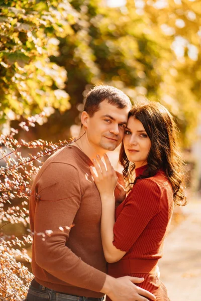 Ein schönes, glückliches Paar auf einem Herbstspaziergang. — Stockfoto