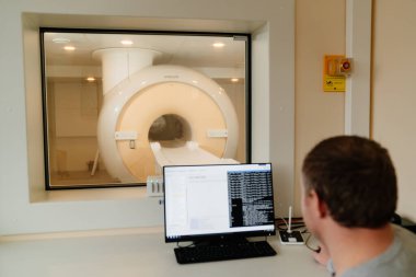 Erkek mühendis manyetik rezonans görüntüleme tarayıcısını ayarlıyor