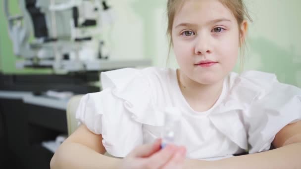Dívka s bednou ortopedických kontaktních čoček.Noční čočky. — Stock video