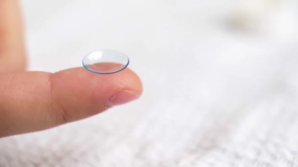 Close-up. contactlens op een vinger van een kind. — Stockvideo