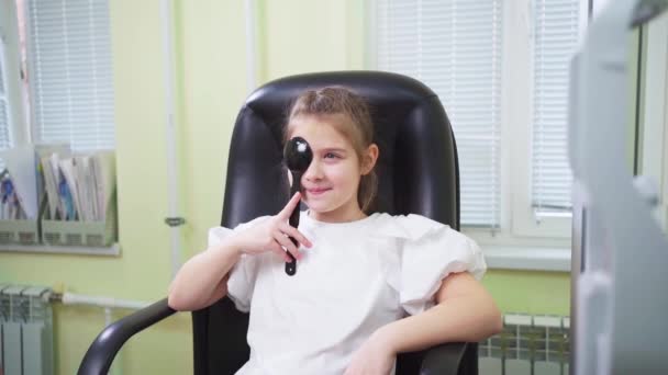 小さな女の子を診断する。治療と視力矯正のクリニックです — ストック動画