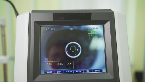 Occhio sullo schermo dell'autoritrofrattometro. un moderno dispositivo oftalmico. — Video Stock