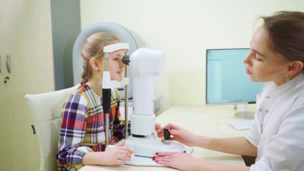 Oftalmólogo examina a la chica en un topógrafo corneo. clínica moderna. — Vídeos de Stock