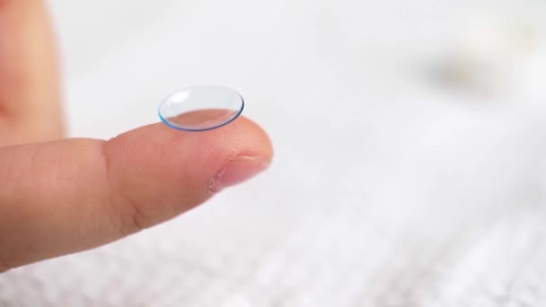 Close-up. contactlens op een vinger van een kind. — Stockvideo