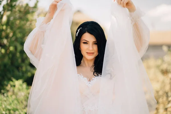 Portrait of the bride in a dress with puffy sleeves made of transparent fabric — Fotografia de Stock