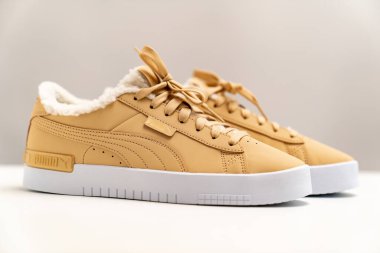 Açık kahverengi kış ayakkabıları. Kürklü Puma..