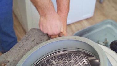 Evde ev aletlerinin tamiri kendi elleriyle yapılır.