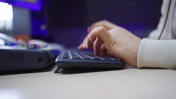 Manos de hombre escribir en un teclado de ordenador. trabajo remoto y aprendizaje en línea. — Vídeo de stock