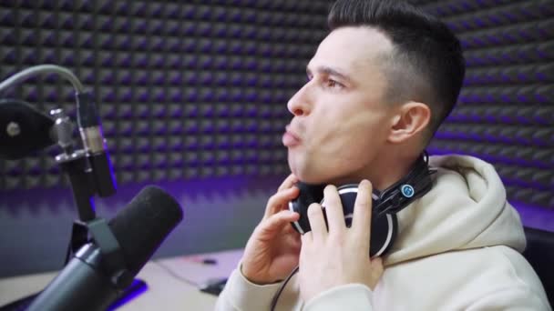 Un animateur de radio masculin fait des exercices avant la diffusion dans le studio de radio — Video