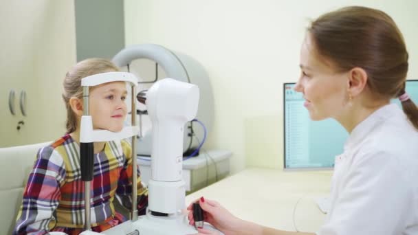 Ögonläkare undersöker flickan på en hornhinnetopograf. modern klinik. — Stockvideo