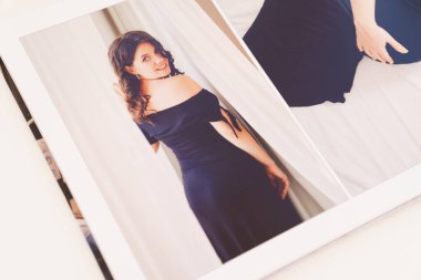 Çok güzel bir hamilelik fotoğrafı olan bir fotobook sayfaları.. 