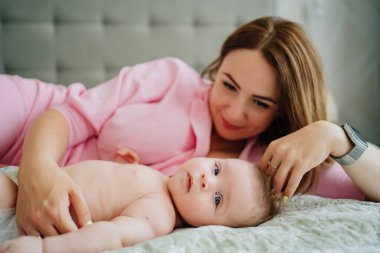 Annem bebekle yatakta yatıyor. Anneliğin mutluluğu.. 