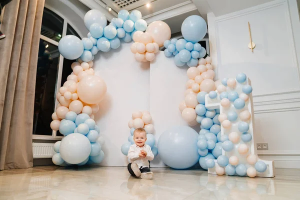 Μικρό αγόρι μπροστά από τη ζώνη φωτογραφιών με μπαλόνια — Φωτογραφία Αρχείου