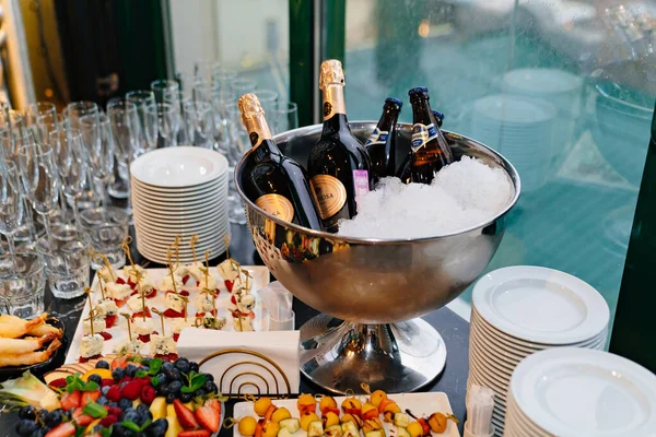 Šampaňské je chlazeno v kbelíku ledu. podávání alkoholických nápojů — Stock fotografie