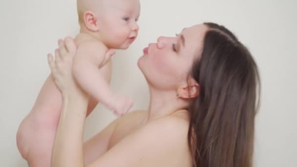 Gyönyörű és gyengéd meztelen anya és baba. boldog gyermekkort és anyaságot. — Stock videók