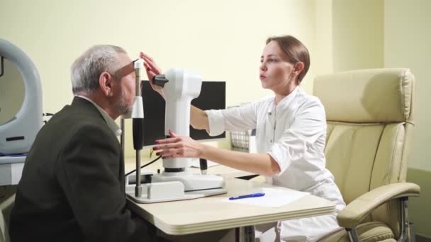Examen oftalmólogo del anciano en la clínica corneo topographer.modern — Vídeos de Stock