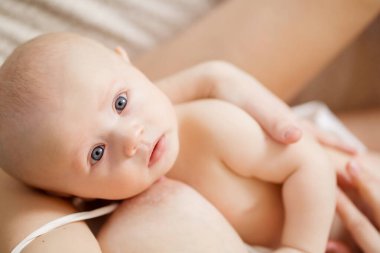 Üst Manzara. Çocuk yakın plan. Bir anne bebeği anne sütüyle besler. Emzirme. 