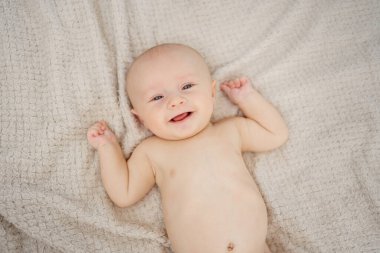 Üst Manzara. Yatakta komik ve güzel bir bebek var. çocuk sağlığı. 