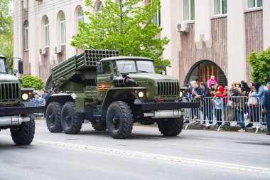 Kasırga-G çoklu roketatarlar şehrin sokaklarına dökülüyor..