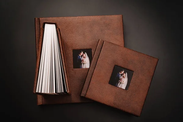 Bröllop fotoböcker i brunt läder bindning med bilder på omslaget — Stockfoto