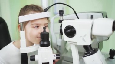 Kırık lambalı kızın muayenesi. oftalmologların ofisi.
