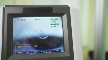 Gözün otomatik fraktometrenin ekranında olsun. Modern bir oftalmik aygıt.