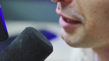 Ağzını ve mikrofonunu kapat. Profesyonel radyo sunucusu canlı yayında