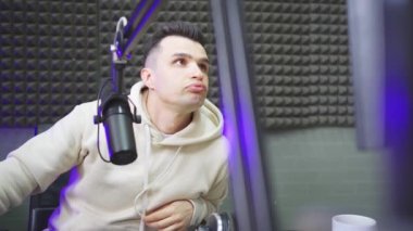 komik şaşkın profesyonel radyo sunucusu yayınları bilgisayar ekranında haberleri okuyor.