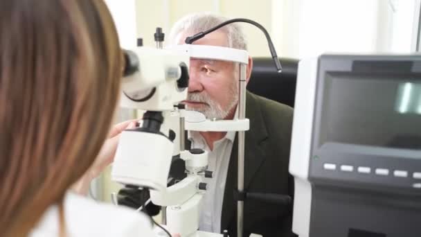 Examen oftalmológico del anciano con lámpara de hendidura. equipo médico — Vídeo de stock