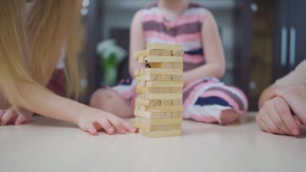 妈妈和女儿玩方块。家庭教育和有趣的游戏. — 图库视频影像