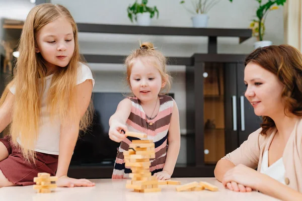 Mor og døtre spiller blokke. uddannelsesmæssige og interessante spil for familien. Stock-foto