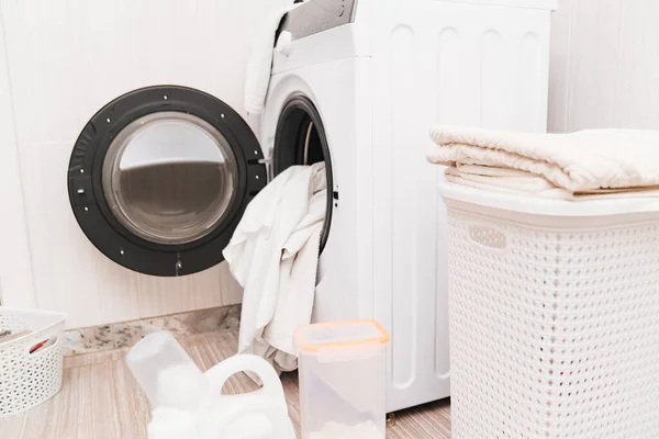 Lavadora con ropa de cama en el interior del cuarto de baño o lavadero. — Foto de Stock