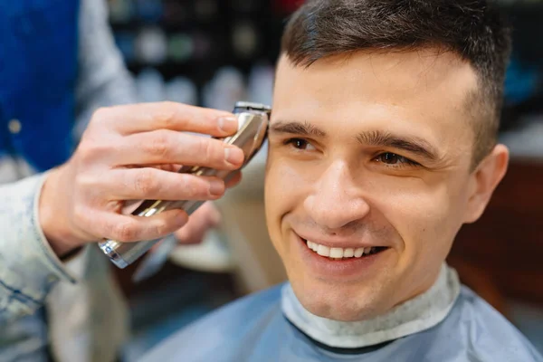 Fryzjer robi fryzurę karku dla mężczyzny ze strzyżeniem włosów w salonie fryzjerskim — Zdjęcie stockowe