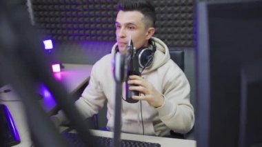 Tedirgin bir radyo DJ 'i radyo stüdyosunda canlı yayın yapmaya hazırlanıyor..