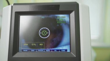 Gözün otomatik fraktometrenin ekranında olsun. Modern bir oftalmik aygıt.