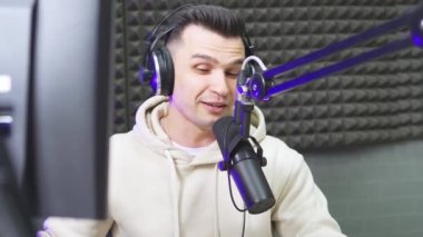Kafasında kulaklık olan hızlı konuşan profesyonel radyo sunucusu.