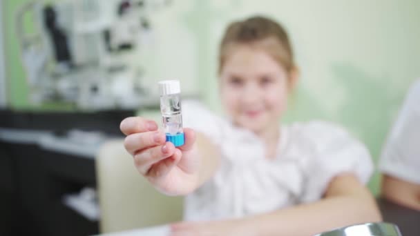 La jeune fille avec un cas de lentilles de contact orthokératologiques.lentilles de nuit. — Video