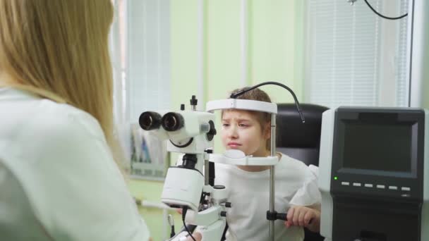 Médico examina chica con lámpara de hendidura. equipar la oficina de oftalmólogos. — Vídeos de Stock