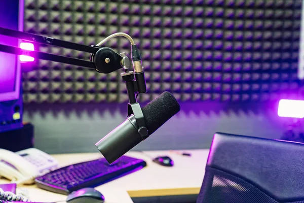 Profesyonel bir radyo stüdyosunun odaları. mikrofon ve karıştırma konsolu. — Stok fotoğraf