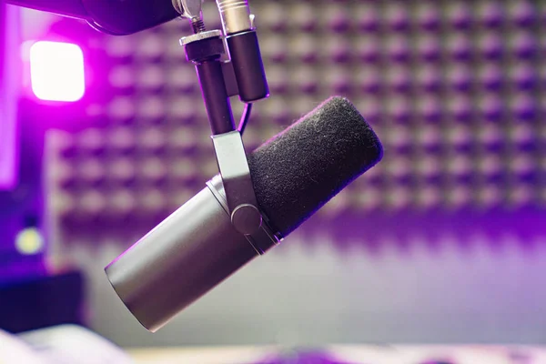 Habitaciones de un estudio de radio profesional. micrófono — Foto de Stock